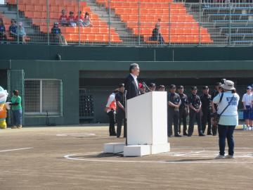 公益財団法人滋賀県スポーツ協会理事長杯小学生軟式野球大会開会式で挨拶をしている市長の写真