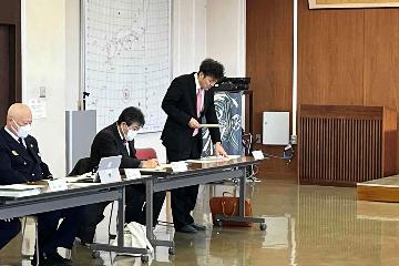 挨拶している様子