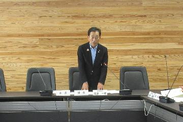 挨拶している様子