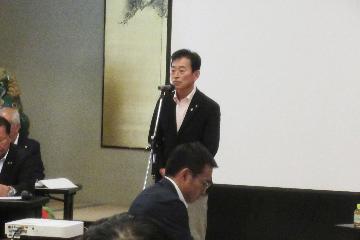 挨拶している様子