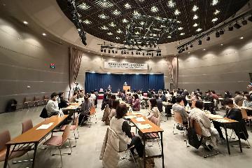 挨拶している様子