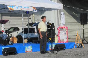 挨拶している様子
