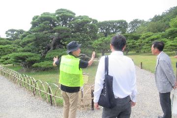 特別名勝 栗林公園を視察している様子