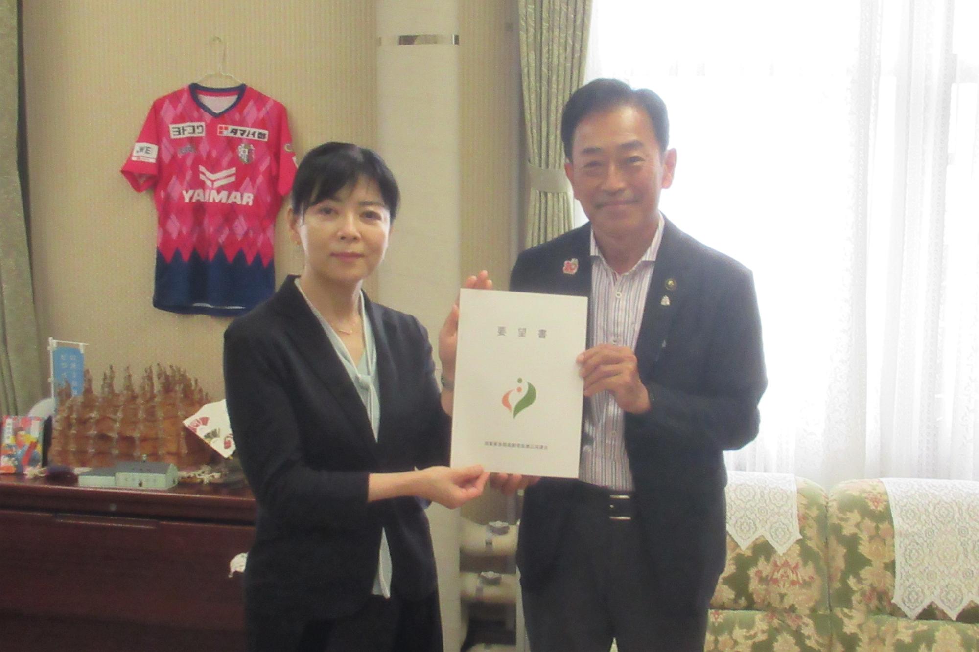 岸本副知事に要望活動している様子