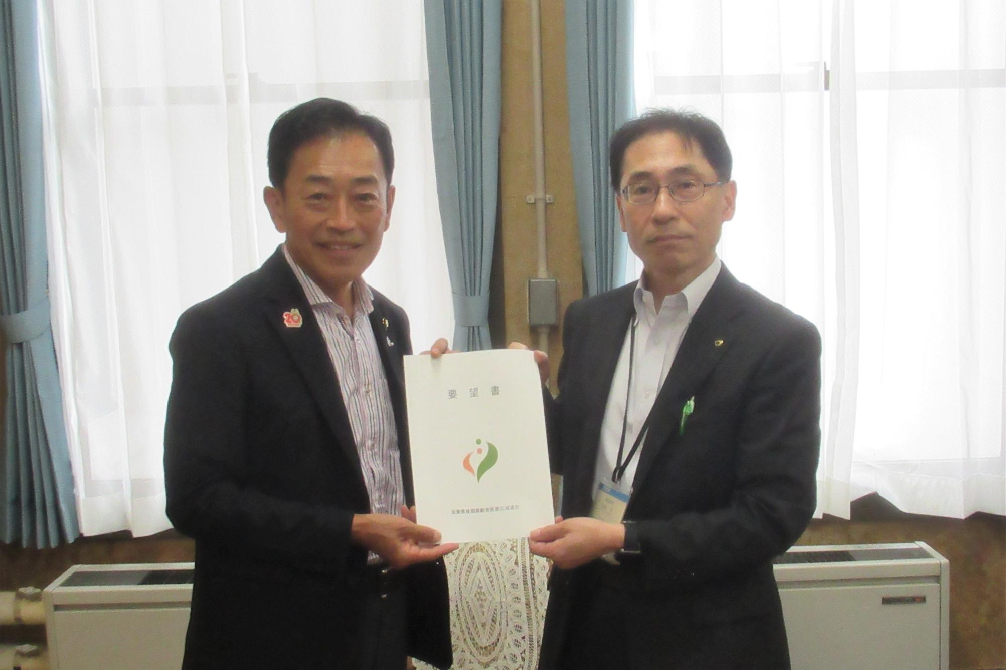 中村総務部長に要望活動している様子