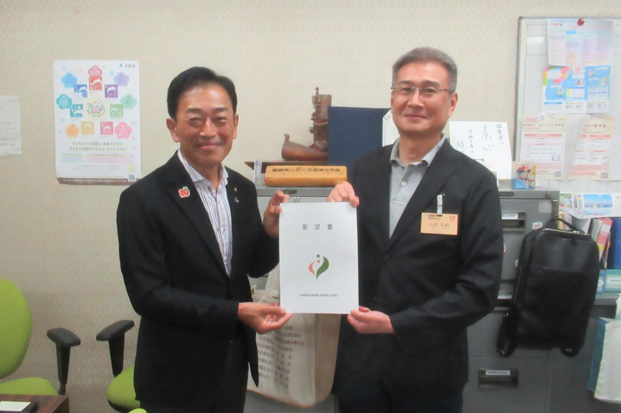 山田健康医療福祉部長に要望活動している様子