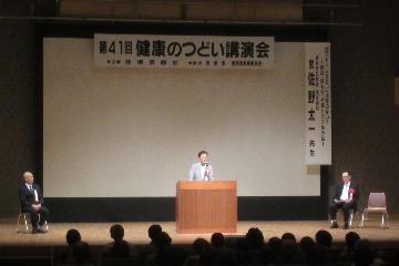 挨拶している様子