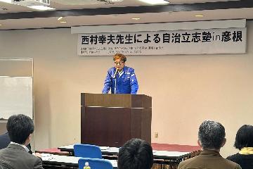 挨拶している様子