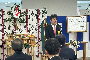 挨拶している様子