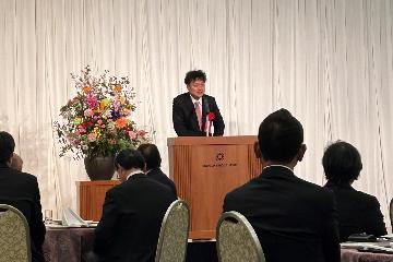 挨拶している様子