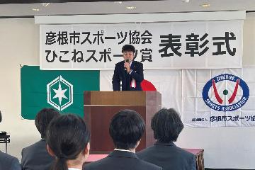 挨拶している様子