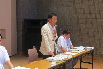 挨拶している様子
