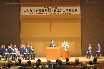 挨拶している様子