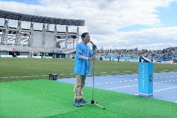 挨拶している様子