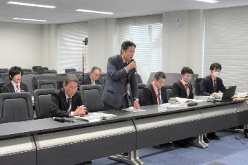 挨拶している様子