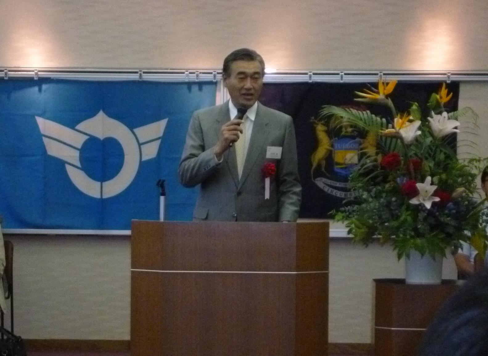 ミシガン州立大学連合日本センター始業式会場で祝辞を述べる市長の写真