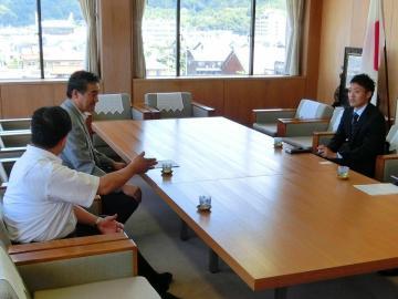 若松剛さんと面談をしている市長の写真