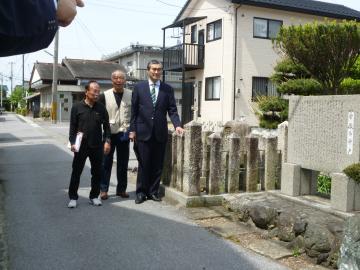 長曽根町民会館前にて役員の方から説明を受けながら現地確認をする市長の写真