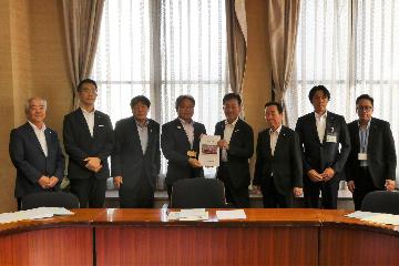 東副知事に要望活動している様子