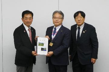 東副知事に要望活動している様子