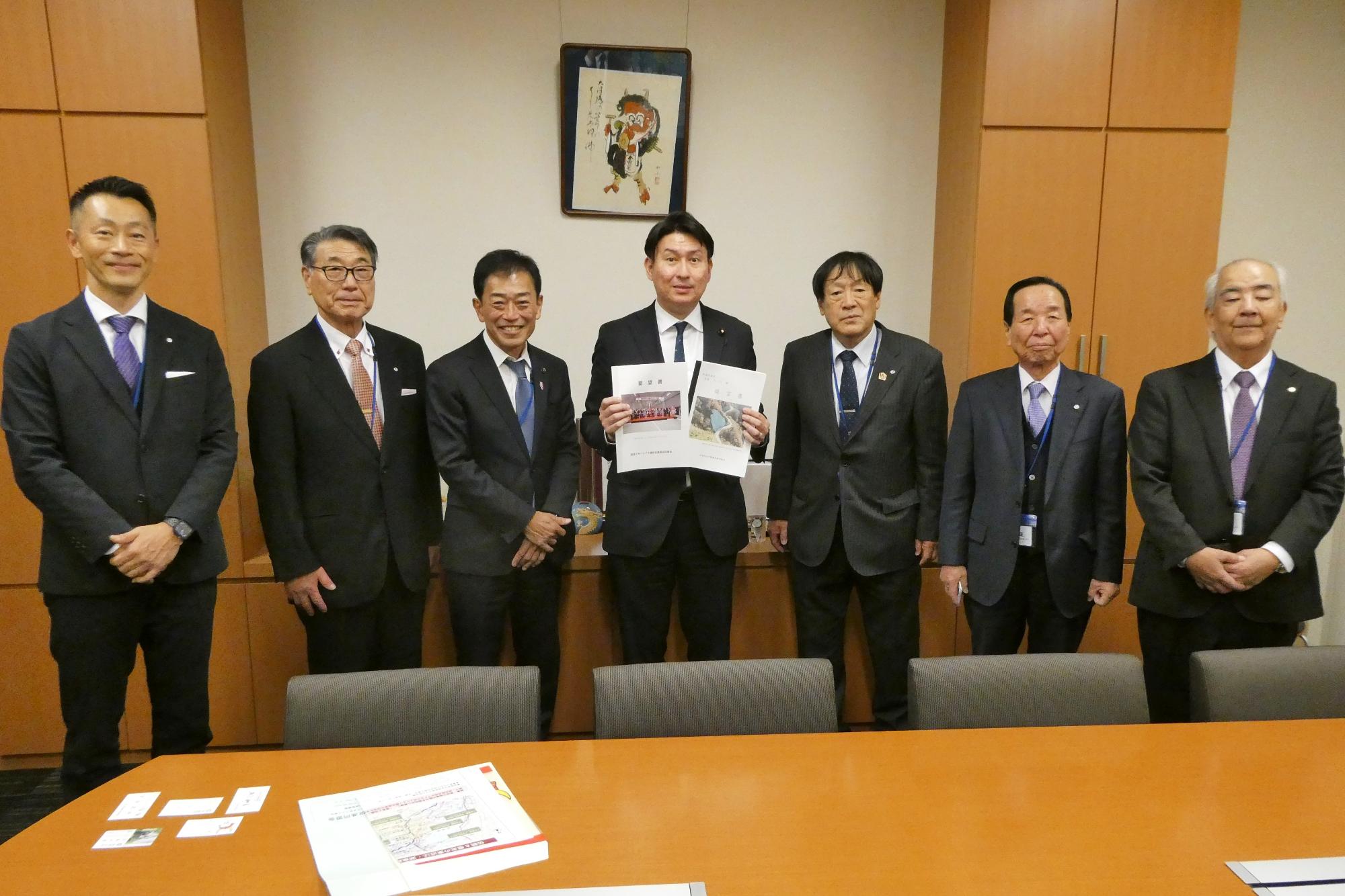 斎藤アレックス衆議院議員に要望活動している様子