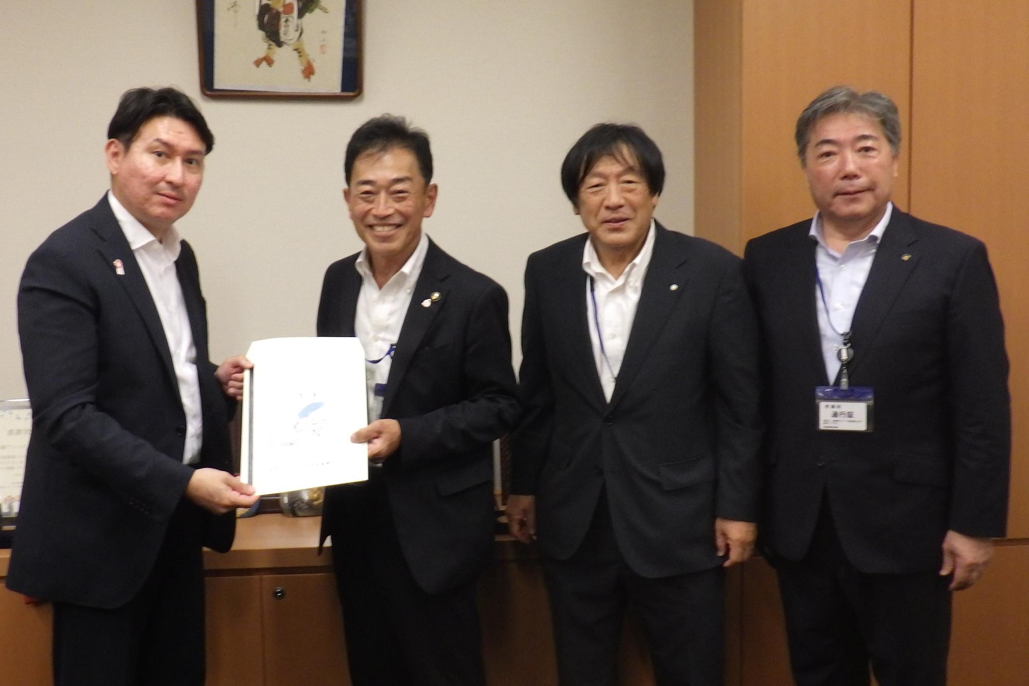 斎藤アレックス衆議院議員に要望活動している様子