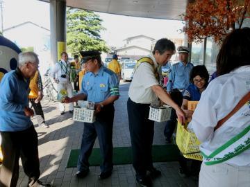 交通安全運動で啓発グッズを配布する様子の写真