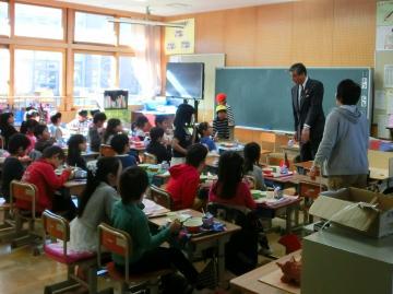 旭森小学校の1年生の教室を訪問している市長の写真
