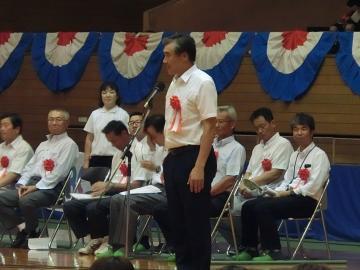 閉会式であいさつをする市長の写真