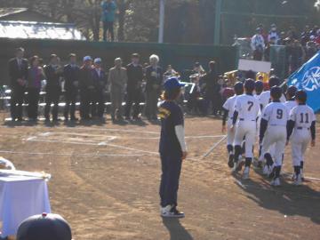 少年野球大会で行進をしている選手たちの写真