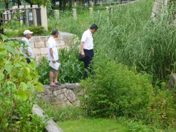 馬場一丁目自治会の役員の方から説明を受けながら現地確認をする市長の写真