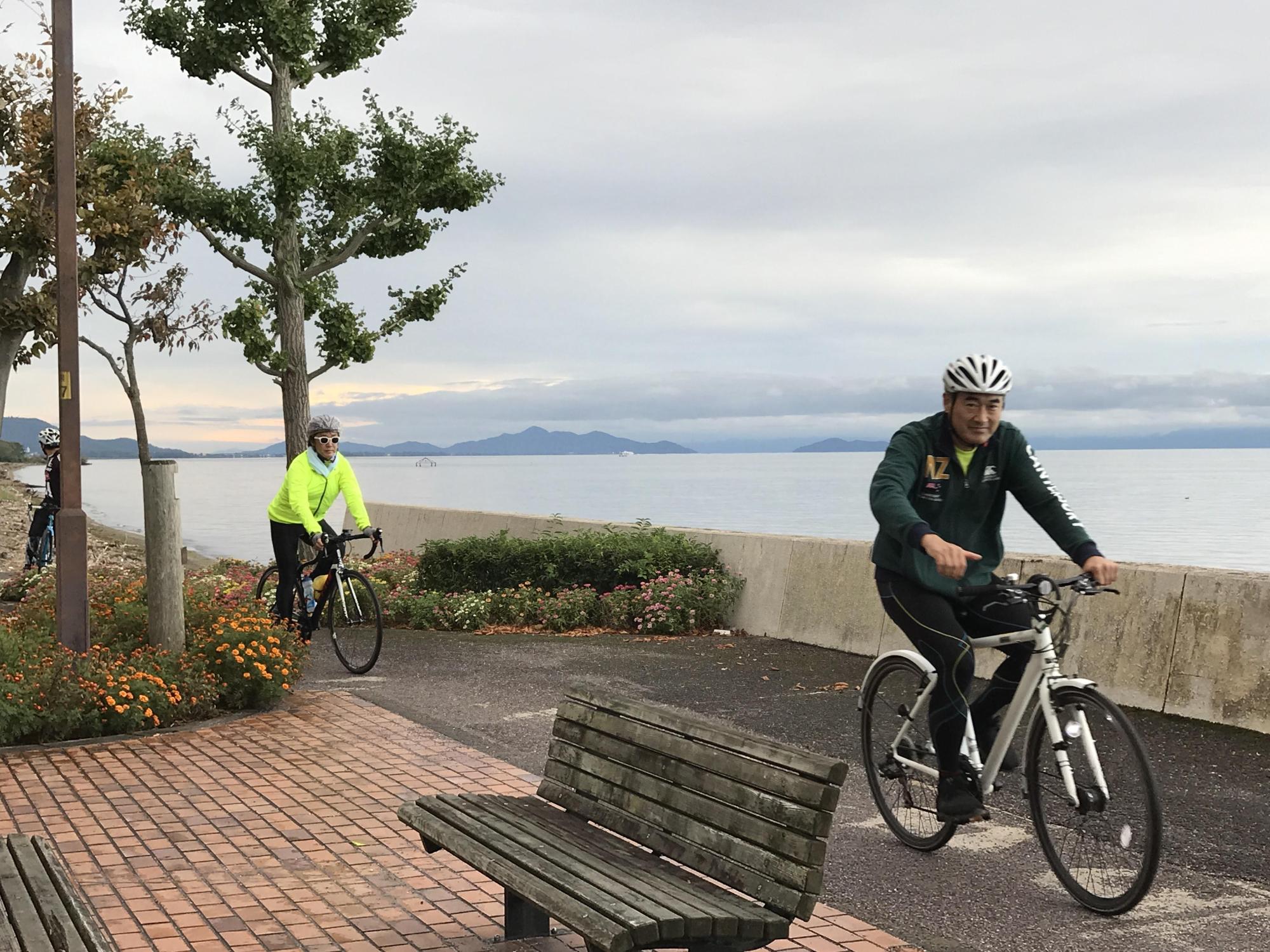 自転車に乗っている市長の写真