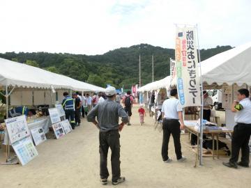 訓練会場でテントが並ぶ展示の様子の写真