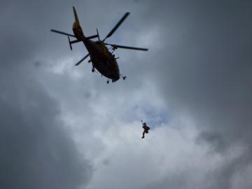 ヘリコプターから降りてきている隊員の写真