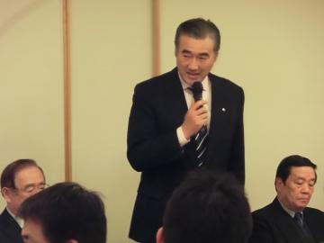 新年会会場でお祝いのことばを述べる市長の写真