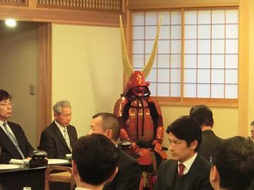 新年会会場にある井伊家の甲冑の作品の写真