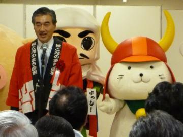 開会式であいさつをする市長の写真