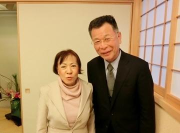 仏壇事業協同組合の方と副市長の記念写真