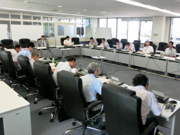 会議室全体を写している写真
