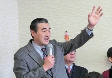 春節歓新会で挨拶をしている市長の写真