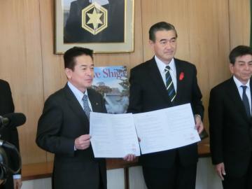協定書を中心に市長と滋賀県空き家管理等基盤強化推進協議会会長