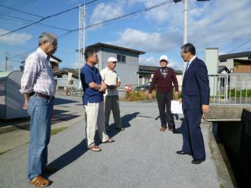 芹川町大仏自治会の役員の方から説明を受けながら現地確認をする市長の写真