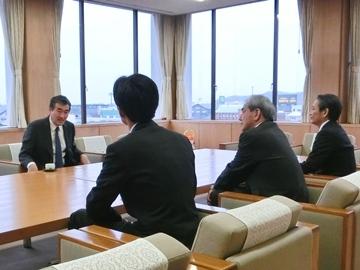 大阪ガス（滋賀地区）の皆さんと面談している市長の写真