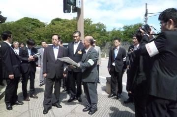 京橋口で説明を受ける大臣の写真