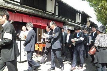 夢京橋あかり館を説明する市長の写真