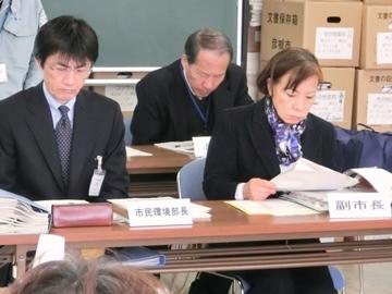 男女共同参画審議会に出席している副市長の写真