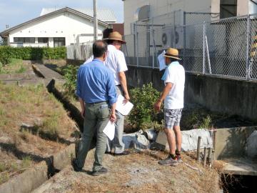 野良田町自治会の役員から説明を受けながら現地確認をする市長の写真