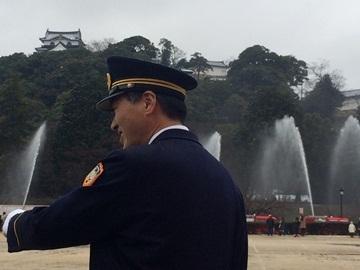 彦根城を望む大手前公園での市長の写真