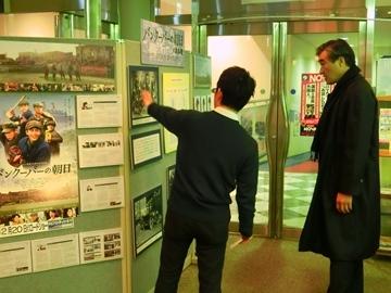 パネル展示を見学している市長の写真
