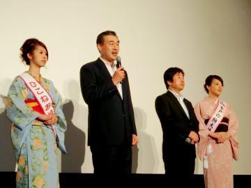 試写会であいさつをしている市長の写真